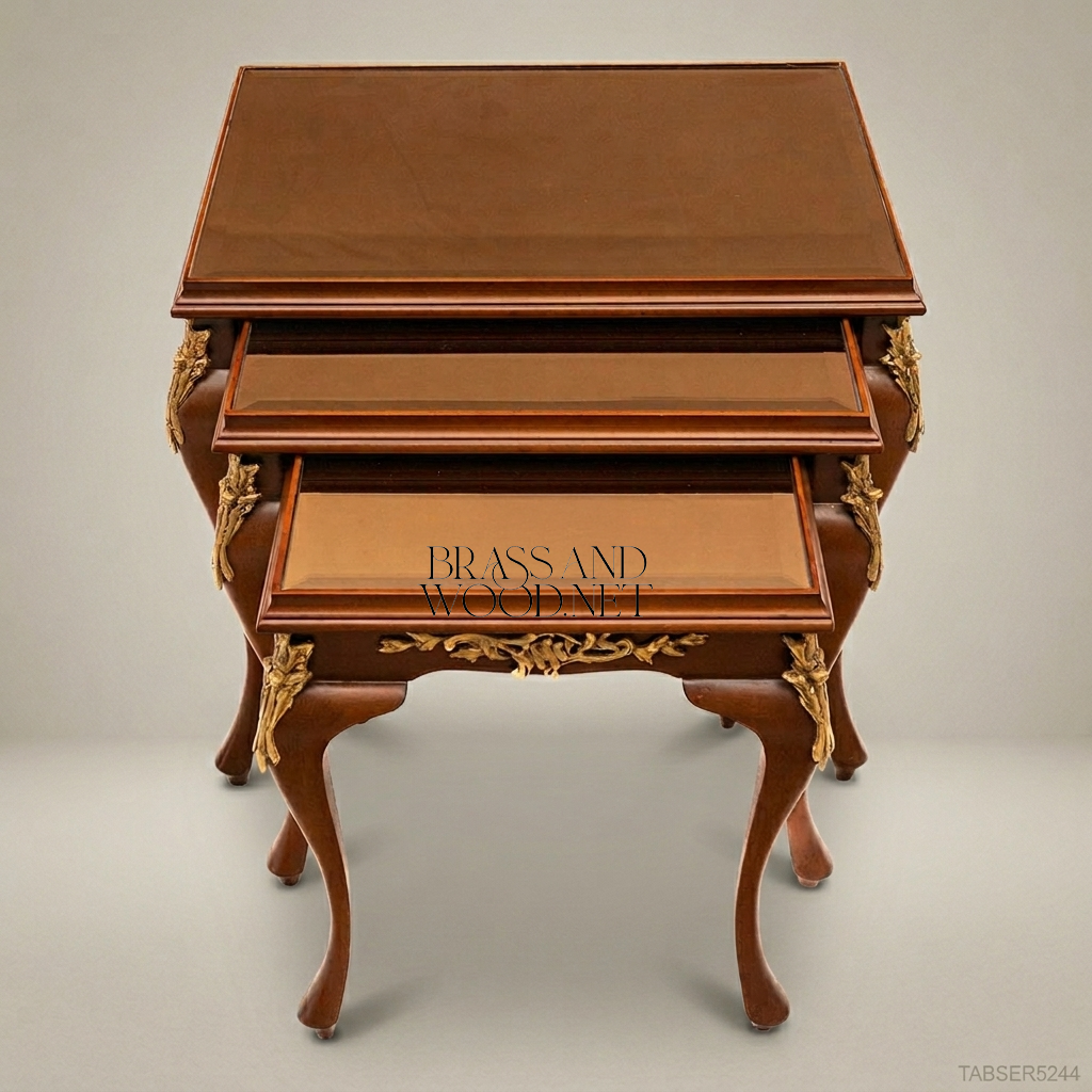 طقم طاولات خدمة لويس الخامس عشر – خشب جوز منحوت وزخارف نحاسية عتيقة