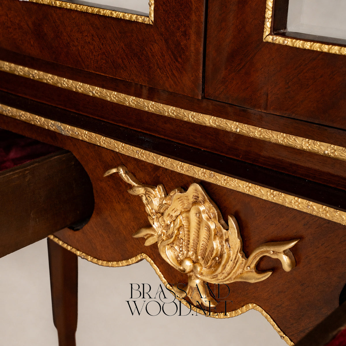 Classic Wood & Brass Display Cabinet - 2 Shelves - 140 cm